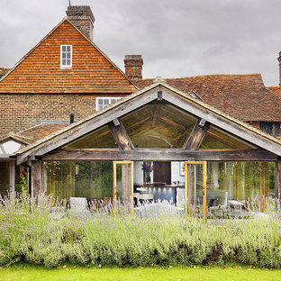 Großes, Drei- oder mehrstöckiges, Rotes Landhaus Haus mit Backsteinfassade und Satteldach in London
