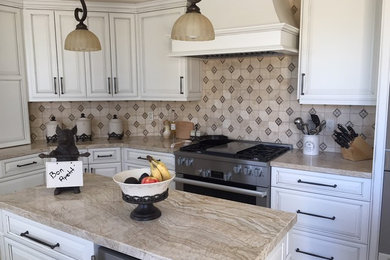 Example of a minimalist kitchen design in San Diego