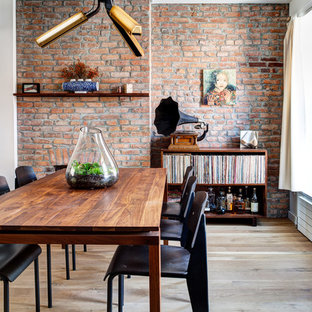 Стильный дизайн: гостиная-столовая среднего размера в современном стиле с красными стенами, светлым паркетным полом и бежевым полом - последний тренд