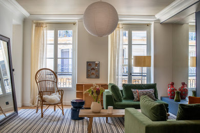 Foto de sala de estar abierta de estilo americano de tamaño medio sin chimenea y televisor con paredes blancas, suelo de madera clara y suelo beige
