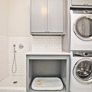 Diseño de lavadero multiusos, tradicional renovado, de tamaño medio, con armarios estilo shaker, puertas de armario grises, encimera de mármol, paredes grises, lavadora y secadora apiladas y encimeras blancas