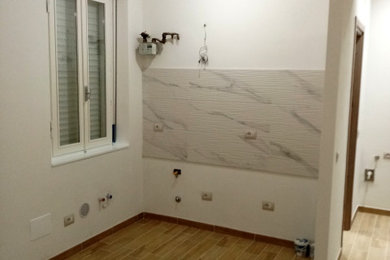 Foto di una cucina abitabile contemporanea con pavimento in gres porcellanato, nessuna isola e pavimento beige