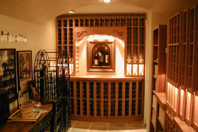 デンバーにあるお手頃価格の広い地中海スタイルのおしゃれなワインセラー (スレートの床、ワインラック) の写真