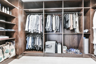 Trendy closet photo in Toronto