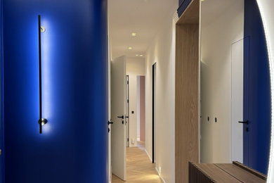 Aménagement d'un couloir contemporain.