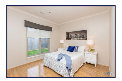 キャンベラにあるトラディショナルスタイルのおしゃれな客用寝室 (白い壁、淡色無垢フローリング) のレイアウト