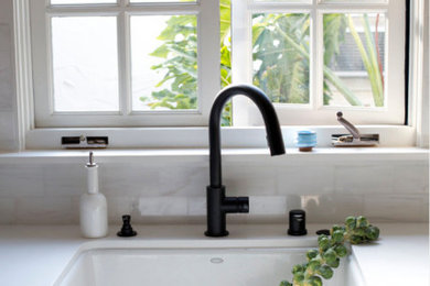 Kitchen - contemporary kitchen idea in Los Angeles