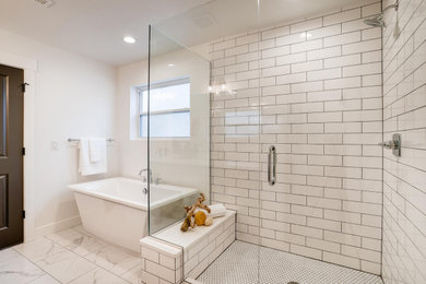 デンバーにあるトランジショナルスタイルのおしゃれな浴室 (置き型浴槽、白いタイル、サブウェイタイル、白い壁、磁器タイルの床) の写真