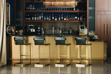 Home bar - eclectic home bar idea in Chicago