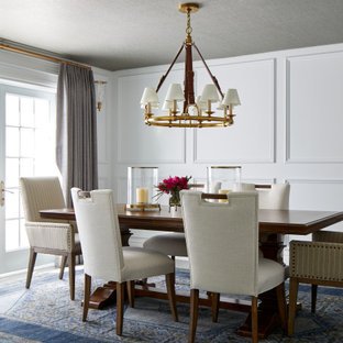 Idee per una sala da pranzo aperta verso il soggiorno tradizionale con pareti bianche, pavimento grigio, soffitto in carta da parati e pannellatura