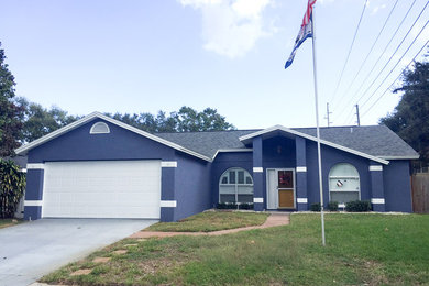 Mid-sized trendy exterior home photo in Tampa