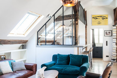 Cette image montre un salon design.