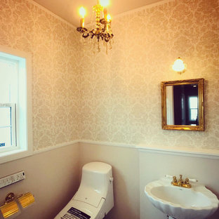 Immagine di un grande bagno di servizio stile shabby con ante bianche, WC monopezzo, pareti beige, pavimento in vinile, lavabo a colonna, top in superficie solida, pavimento beige, mobile bagno freestanding, soffitto in carta da parati e carta da parati