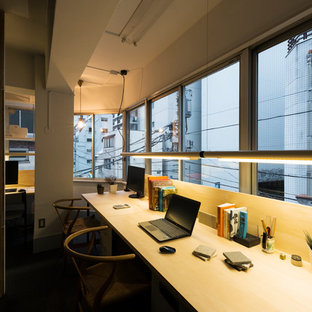 東京23区の小さいモダンスタイルのおしゃれなアトリエ・スタジオ (白い壁、カーペット敷き、暖炉なし、造り付け机、黒い床) の写真