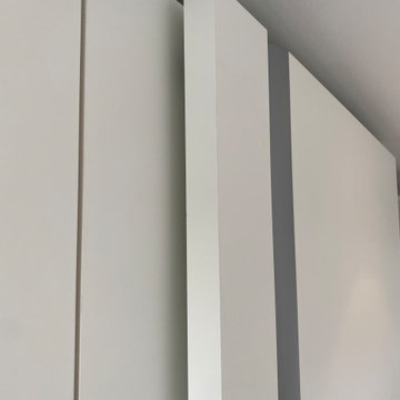 Kleiderschrank mit aussergewöhnlichen Schiebetüren