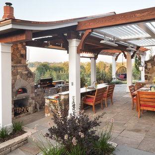 ミネアポリスの巨大なモダンスタイルのおしゃれなテラス・中庭の写真