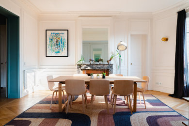 Inspiration pour une grande salle à manger traditionnelle avec un mur blanc, un sol en bois brun, une cheminée standard et un sol marron.