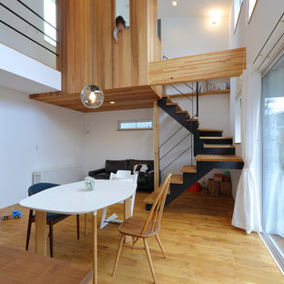 東京23区のコンテンポラリースタイルのLDKの画像 (白い壁、淡色無垢フローリング、ベージュの床)