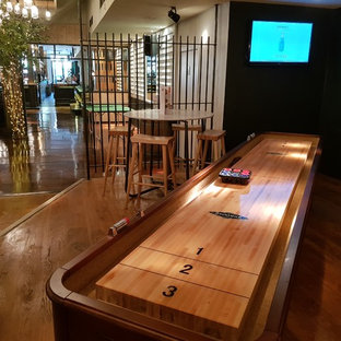 Große Urige Wohnküche ohne Kamin mit weißer Wandfarbe, Sperrholzboden und braunem Boden in Cardiff