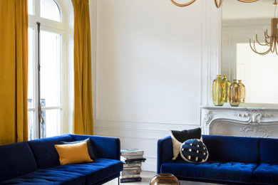 Exemple d'un grand salon chic avec une salle de réception, un mur blanc, parquet clair, une cheminée standard et un manteau de cheminée en pierre.