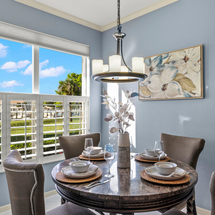 Dining room - dining room idea in Miami