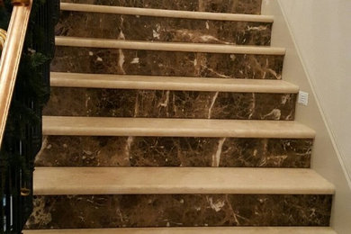 ヒューストンにあるお手頃価格のコンテンポラリースタイルのおしゃれな階段の写真