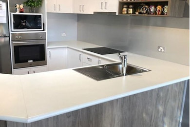 Design ideas for a modern kitchen in Gold Coast - Tweed.