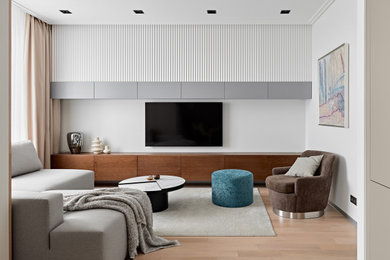 Imagen de salón para visitas blanco y madera contemporáneo de tamaño medio con paredes blancas, suelo de madera clara, televisor colgado en la pared, suelo beige, todos los diseños de techos y todos los tratamientos de pared