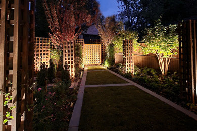 Пример оригинального дизайна: засухоустойчивый сад на заднем дворе в стиле модернизм с полуденной тенью, покрытием из каменной брусчатки и с деревянным забором