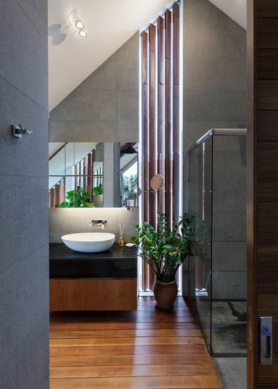 Современный Ванная комната by Aamer Architects