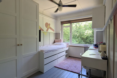 Diseño de dormitorio infantil minimalista pequeño con paredes multicolor, suelo de madera pintada, suelo gris y panelado