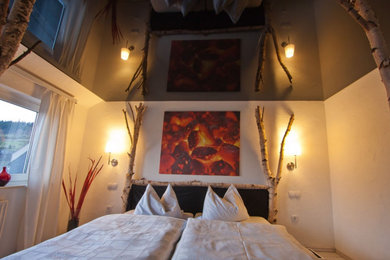 Mittelgroßes Landhausstil Hauptschlafzimmer mit weißer Wandfarbe, Vinylboden und grauem Boden in Köln