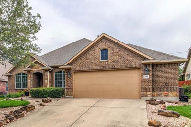 Example of a classic home design design in Austin