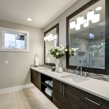 Redmond Spacious bathroom in gray tones