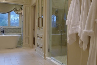 Пример оригинального дизайна: ванная комната в стиле неоклассика (современная классика) с фасадами островного типа, бежевыми фасадами, отдельно стоящей ванной, душем в нише, унитазом-моноблоком, бежевой плиткой и керамогранитной плиткой