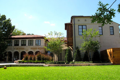 Example of an exterior home design in Dallas