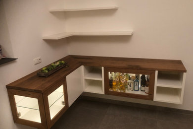 Beleuchteter Barschrank in alter Risseiche