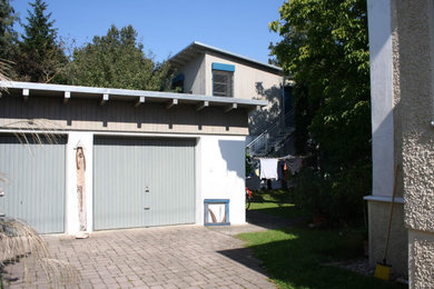Haus mit bunter Fassadenfarbe, Flachdach und Verschalung in München
