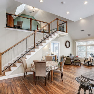 マンチェスターの中サイズのトランジショナルスタイルのLDKの画像 (磁器タイルの床、ベージュの壁、暖炉なし、茶色い床)