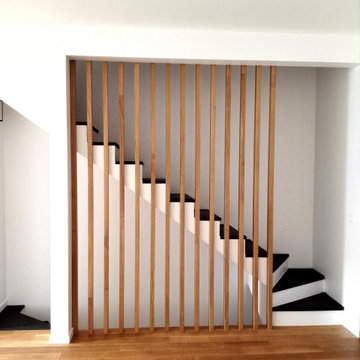 Claustra en chêne massif & escaliers sur marches valchromat anthracite