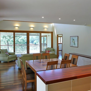 ニューカッスルの広いトラディショナルスタイルのLDKの画像 (ベージュの壁、無垢フローリング、茶色い床)