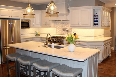 Kitchen - traditional kitchen idea in Kansas City