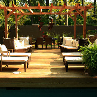 アトランタのトロピカルスタイルのおしゃれなデッキ (パーゴラ) の写真