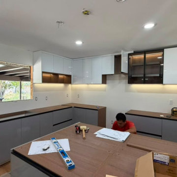 Two-tone Modern Kitchen Cabinetry Under On-site Installation