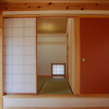重なり屋根の家
