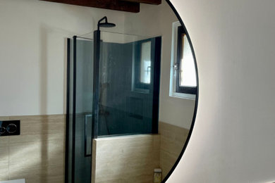 Idée de décoration pour une salle de bain minimaliste.