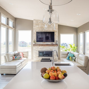 Inredning av ett modernt mellanstort allrum med öppen planlösning, med grå väggar, klinkergolv i keramik, en standard öppen spis, en spiselkrans i sten och en väggmonterad TV