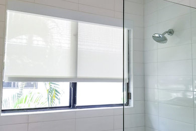 Mid-sized midcentury 3/4 bathroom in Miami with an open shower.