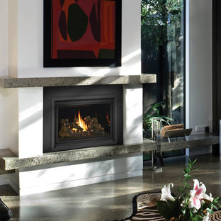 Idéer för att renovera ett stort funkis allrum med öppen planlösning, med vita väggar, en standard öppen spis, en spiselkrans i gips och grått golv