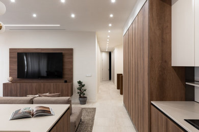 Idee per un grande soggiorno tradizionale aperto con pareti beige, pavimento beige, tappeto e pavimento in travertino